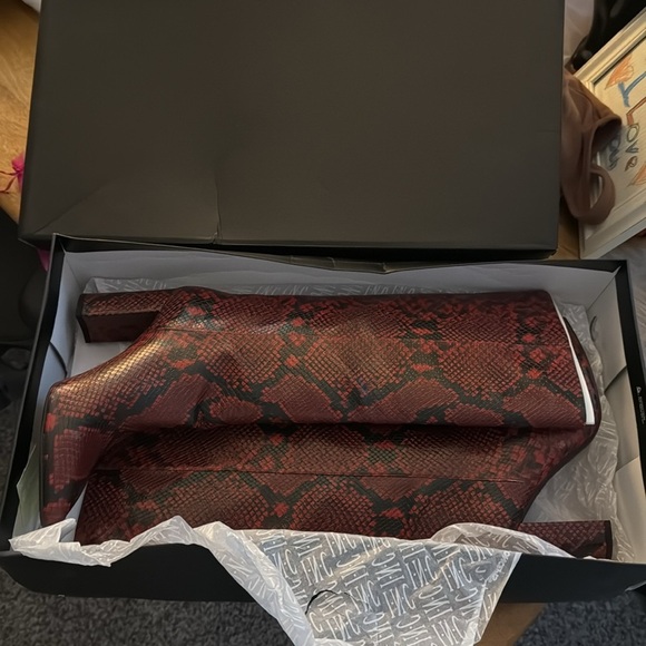 Primadonna Collection Boots Womens Red Black Knee-High Pointed Toe Block NEW - Picture 9 of 9